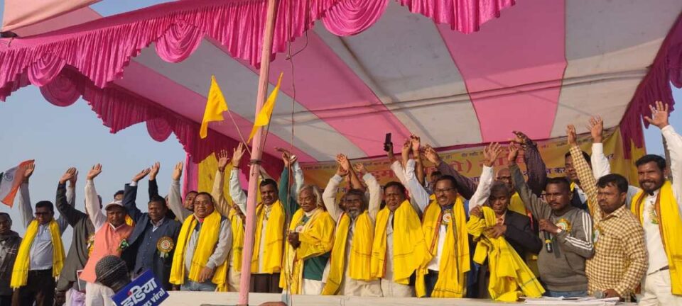 SARAIKELA NEWS : कुड़मी जाति को एसटी में शामिल करने की मांग को लेकर हुआ महाजुटान; राज्यपाल के नाम उपायुक्त को सौंपा ज्ञापन… | Vananchal 24TV Live