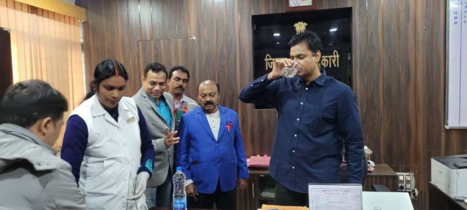 Saraikela : उपायुक्त ने दवा खाकर फाइलेरिया उन्मूलन कार्यक्रम का किया शुभारंभ, जिले मे लगभग ग्यारह लाख लोगों को दवा खिलाने का लक्ष्य; जिले के 1680 बूथों पर खिलाया गया डीईसी एवं अल्बेंडाजोल की दवा… | Vananchal 24TV Live