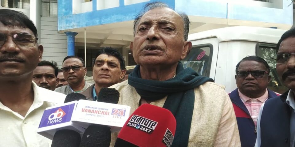 Saraikela : समस्याओं को लेकर पुरे जिले से पीडीएस डीलर पहुंचे उपायुक्त कार्यालय, उपायुक्त ने मिलने से किया इंकार, डीलरों ने अपर उपायुक्त को सौंपा ज्ञापन…