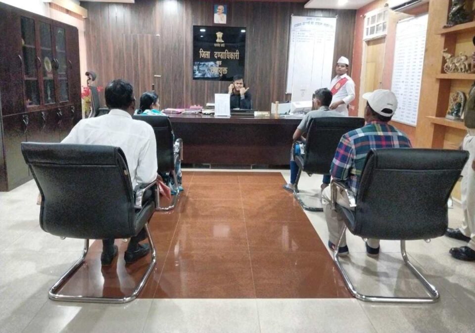 Saraikela : उपायुक्त ने जनता दरबार में 40 फरियादियों की सुनी समस्या; त्वरित निष्पादन के दिए निर्देश….