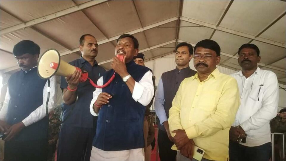 Saraikela : सरायकेला खरसावां में निःशुल्क मेगा हेल्थ कैंप कल, केंद्रीय मंत्री अर्जुन मुंडा ने लिया तैयारियों का जायजा, कहा बड़ी संख्या में लोग उठाएं कैंप का लाभ… | Vananchal 24TV Live