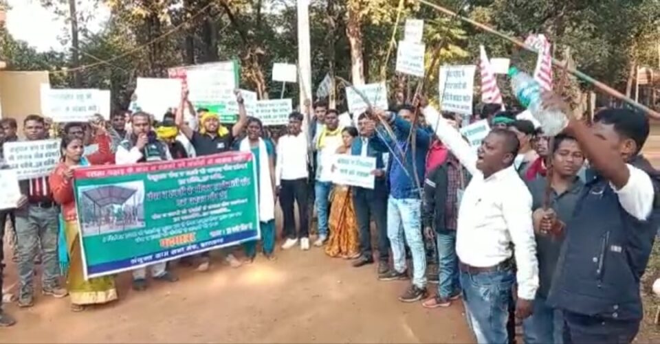 Saraikela : हथिनी चंपा और रजनी को जंजीर से मुक्त कराने को लेकर ग्राम सभा ने की पदयात्रा…