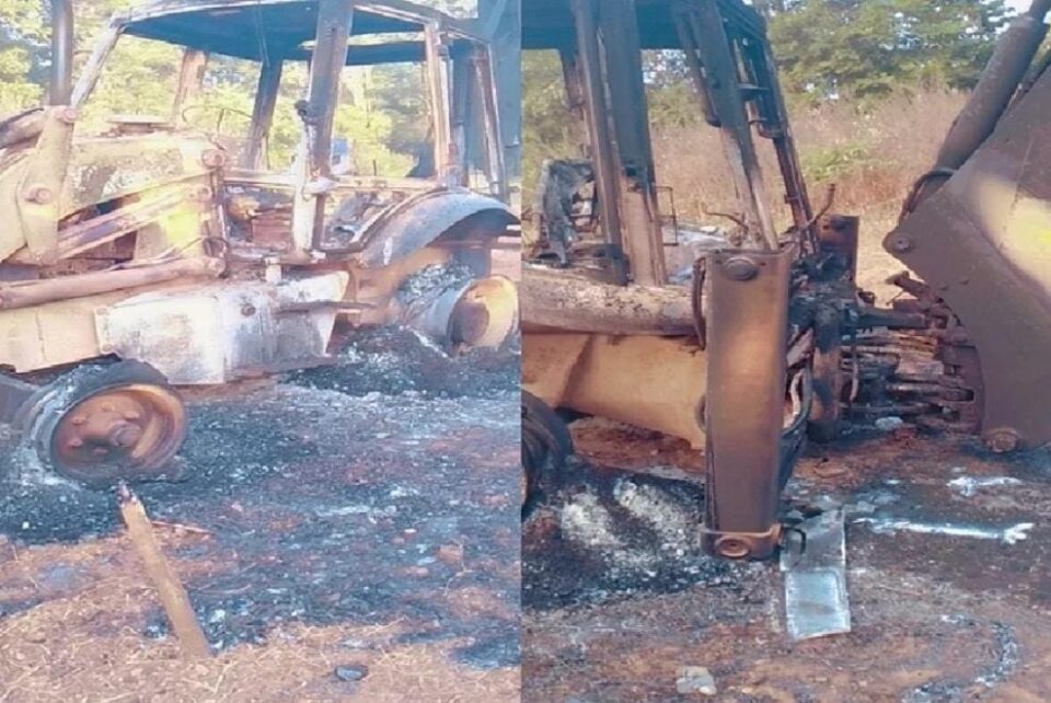 Chatra : सड़क निर्माण में लगे जेसीबी को माओवादियों ने फूंका, मजदूरों में दहशत….