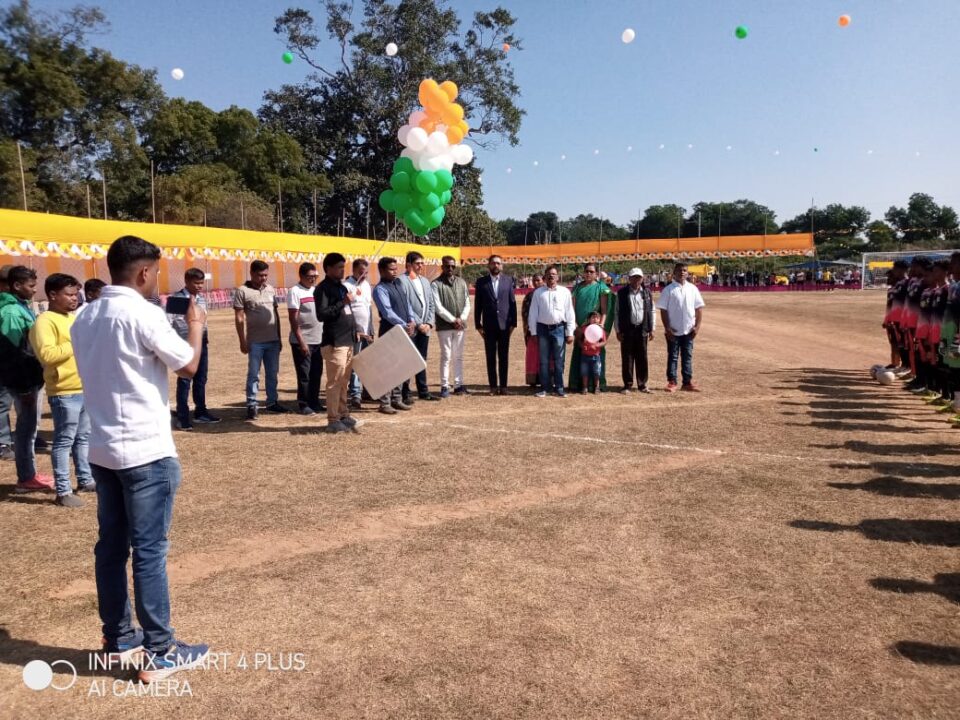 Saraikela : दो दिवसीय फुटबॉल प्रतियोगिता का हुआ शुभारंभ; एसडीओ ने किया उद्घाटन… | Vananchal 24TV Live