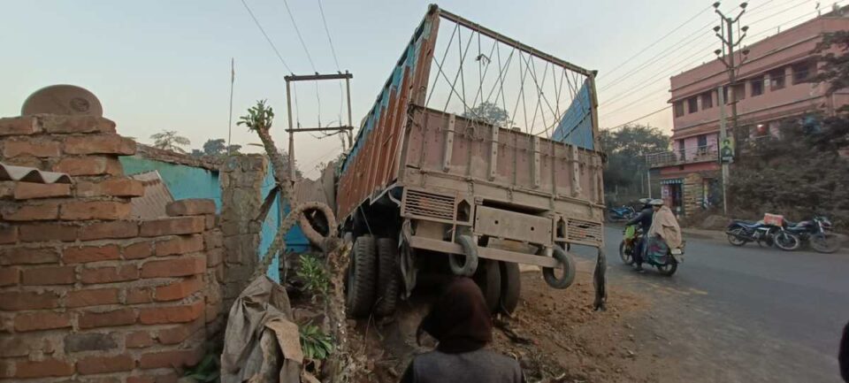 Saraikela : कोहरे ने तेज  रफ्तार सीमेंट से लदे ट्रक को किया अनियंत्रित होकर सैलून औऱ घर में घुसा ,घटना कांड्रा मुख्य मार्ग की, बड़ा हादसा नहीं….