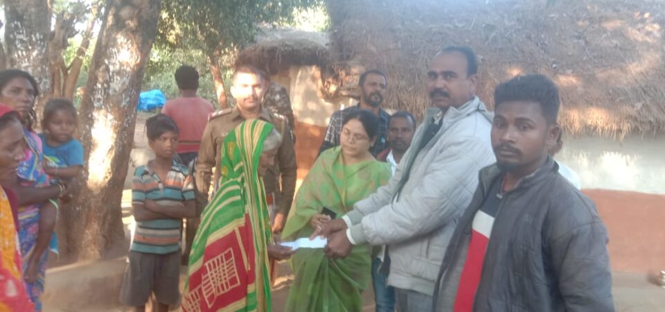 Chandil : हुटु गांव में हाथी द्वारा मृतक के परिजनों से मिले विधायक सविता महतो, बांधाया ढांढस…