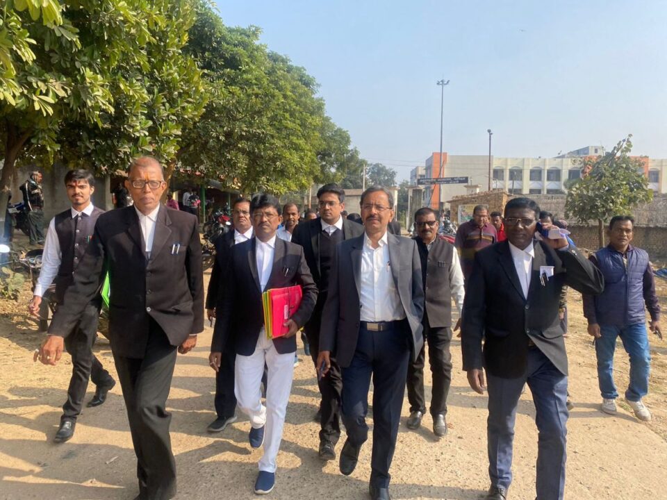 Chandil : प्रधान ज़िला एवम सर्वत्र न्यायाधीश विजय कुमार ने किया चण्डिल अनुमण्डल न्यायालय में कैम्प कोर्ट…