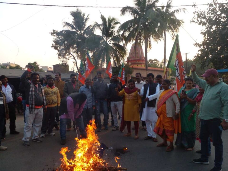 Saraikela : झारखंड में गिरती विधि व्यवस्था को लेकर भाजपा जिला महिला मोर्चा ने सरायकेला में सीएम हेमंत सोरेन का पुतला फूंका…