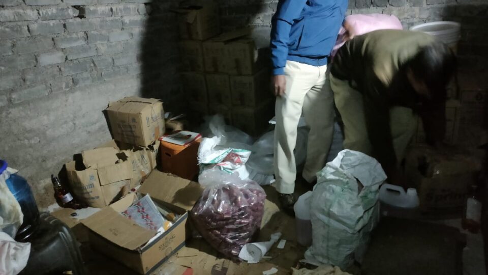 Chandil : चांडिल के दलमा में चल रहा था अवैध विदेशी शराब का फैक्ट्री,अबकारी का छापा लाखों का अवैध शराब बरामद… | Vananchal 24TV Live