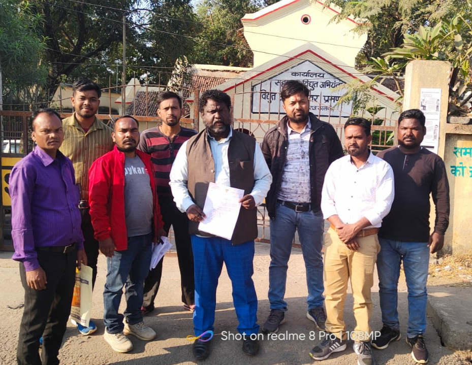 Saraikela : विभिन्न समस्याओं को लेकर भाजपा नेता रमेश हांसदा ने सहायक विद्युत अभियंता को सौंपा ज्ञापन…