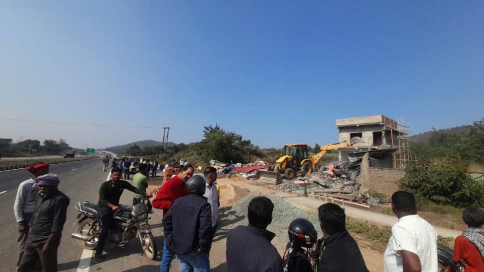 Chandil : सरकारी जमीन पर अतिक्रमण के विरुद्ध चला सरकारी बुलडोजर, कई निर्मित भवन ध्वस्त….