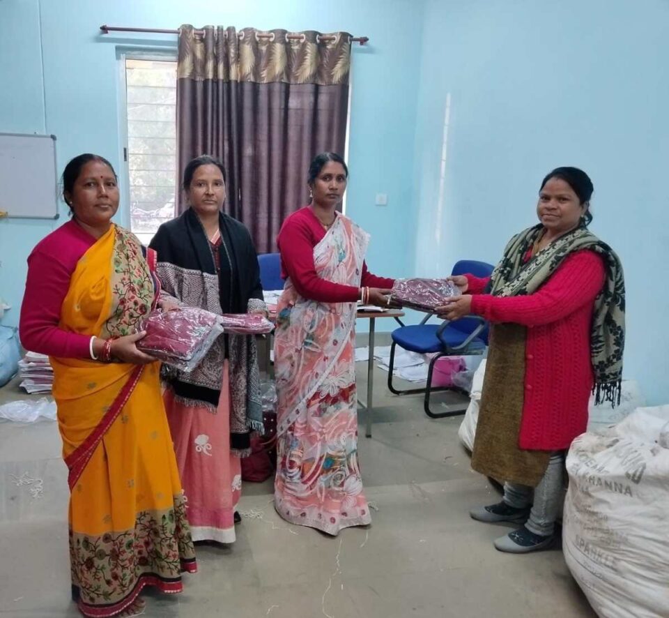 Saraikela बढ़ रह ठंड को देखते हुए 4460 बच्चों के बीच बांटे गए स्वेटर…. | Vananchal 24TV Live