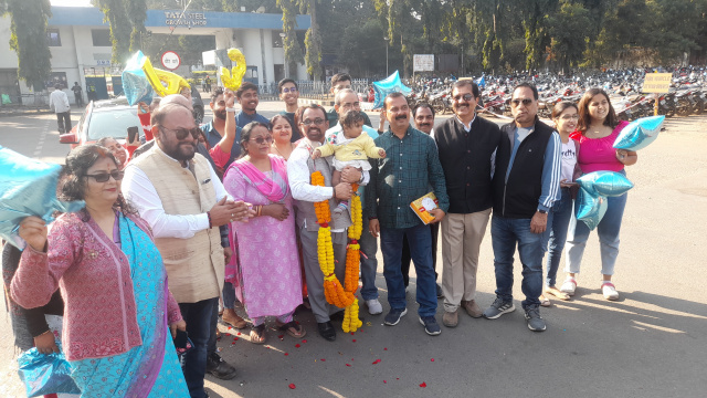 Saraikela : गम्हरिया स्थित टाटा ग्रोथ शॉप में 43 साल सेवा देने के बाद गम्हरिया गायत्री नगर निवासी प्रमोद कुमार शुक्रवार को सेवानिवृत्त हो गए। सेवानिवृत्त होने पर प्रमोद कुमार के परिजन शुभचिंतकों ने टीजीएस गेट पर ढोल नगाड़ों के साथ उनका जोरदार स्वागत और अभिनंदन किया।