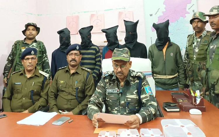 Ranchi : खूंटी के तोरपा से पीएलएफआई कमांडर माइकल गुड़िया और मुकेश सहित 5 नक्सली गिरफ्तार, जमीन विवाद में व्यक्ति की हत्या करने की थी योजना….