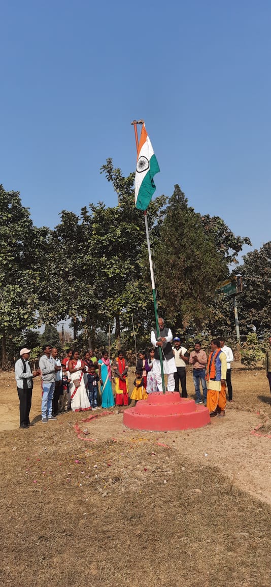 Ranchi सरकारी व गैरसरकारी संस्थानो में फहराया गया तिरंगा झंडा  नामकुम । प्रखण्ड के सरकारी व गैरसरकारी संस्थाओं में हर्सोल्लास के साथ मनाया गया गणतंत्र दिवस । टाटीसिलवे स्थित ई ई एफ यूनियन कार्यालय सह एक्यूप्रेसर परिषद झारखंड शाखा के परिसर  में झंडोतोलन कार्यक्रम के साथ साथ मां सरस्वती की पूजा अर्चना भी किया गया । मौके पर कोंग्रेस पार्टी वरिष्ठ नेता अशोक मिश्रा डॉ मधुसूदन पाण्डेय सहायक  डॉ नरेश महतो  डॉ बलराम महतो सरस्वती देवी प्रिया कुमारी संदीप पांडेय समेत कई लोग शामिल रहें । फोटो 1 Arjun kumar