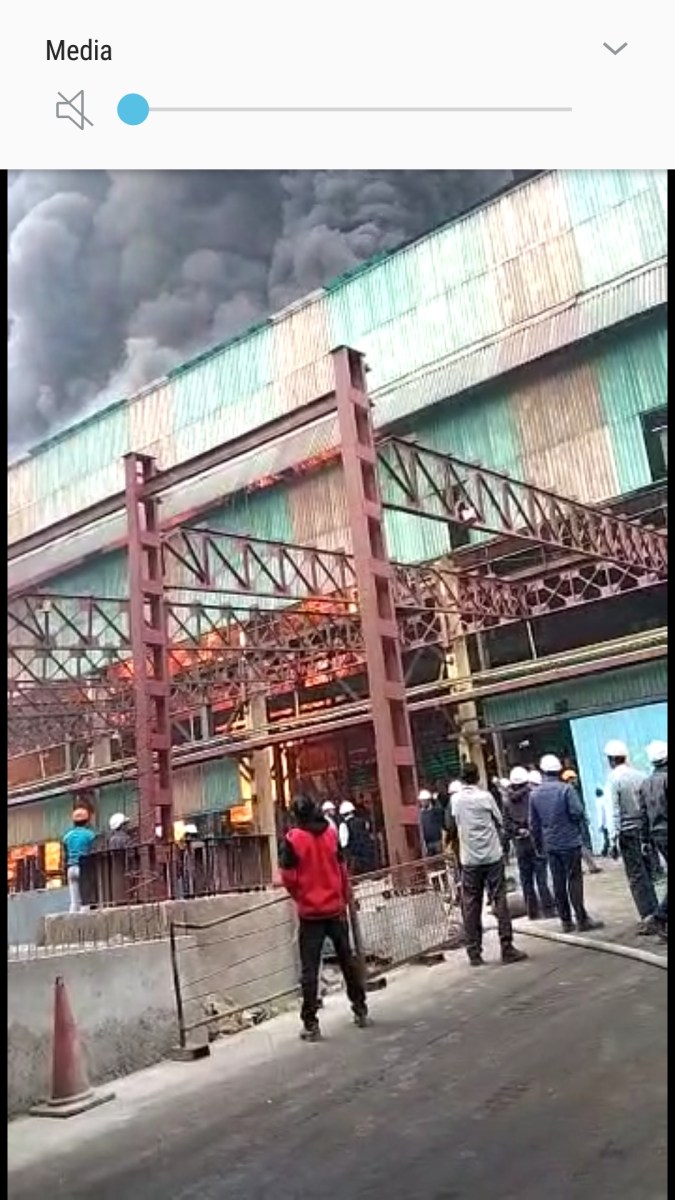 Ranchi : उषा मार्टिन फैक्ट्री में भीषण आग, आग से कर्मचारीयों में हड़कंप …..