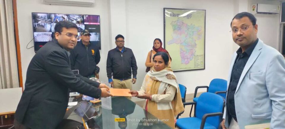 Pakur : उपायुक्त ने अनुकंपा के आधार पर दो लोगों के बीच बांटा नियुक्ति पत्र, कहा अनुशासित होकर करें काम….
