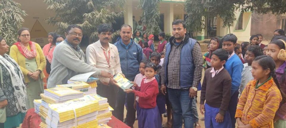 Saraikela : संविधान की प्रस्तावना और व्यक्तिगत स्वच्छता के संदेश के साथ नोटबुक का वितरण स्कूली बच्चों के बीच किया गया… | Vananchal 24TV Live