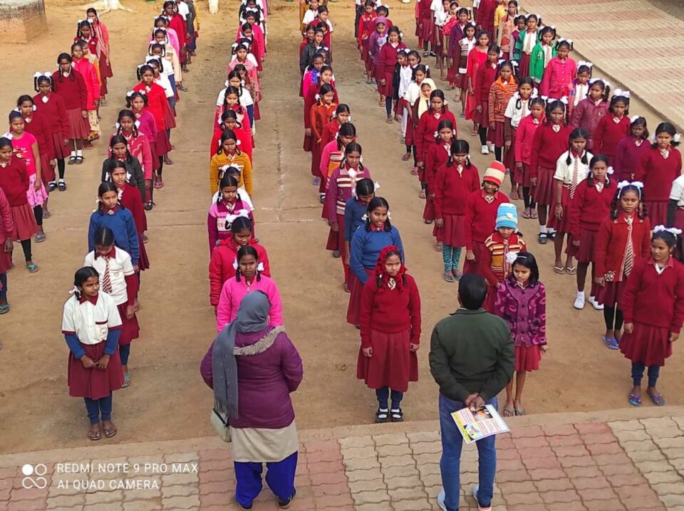 Pakur : हिरणपुर प्रखंड के कस्तूरबा गांधी बालिका विद्यालय में उपस्थित सभी बच्चियों को ऑडियो विजुअल के माध्यम से कालाजार एवं फाइलेरिया से संबंधित जानकारी दी गई…