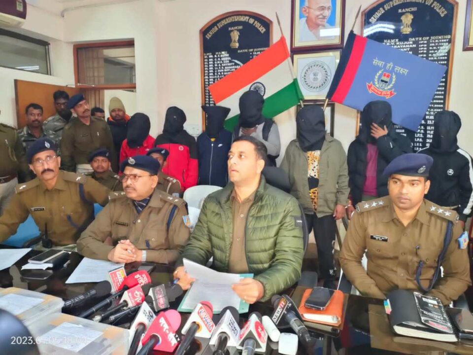 RANCHI : PLFI उग्रवादी समेत 11 अपराधियों को रांची पुलिस ने किया गिरफ्तार,हथियार बरामद… | Vananchal 24TV Live