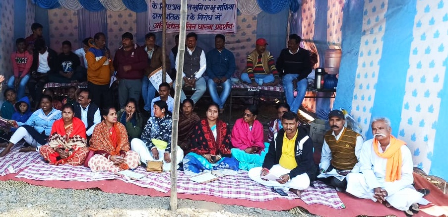 Jamshedpur :  उत्तरी करनडीह पंचायत स्थित में प्रस्तावित आंवटित जमीन पंचायत भवन निर्माण पांचवें दिन भी अनिश्चितकालीन धरना जारी रहा….
