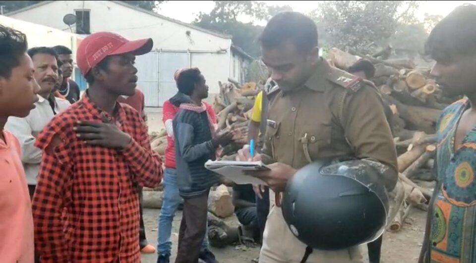 Jamshedpur : पार्वती घाट के अंदर वाहन अंदर लेने के चक्कर में हुई मारपीट, दांत काट कर किया घायल…