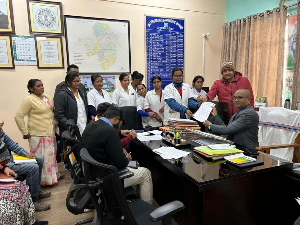 Saraikela : झारखंड अनुबंधित पारा चिकित्साकर्मी संघ ने चरणबद्ध आंदोलन का किया आगाज; मुख्यमंत्री के नाम उपायुक्त को सौंपा ज्ञापन… | Vananchal 24TV Live