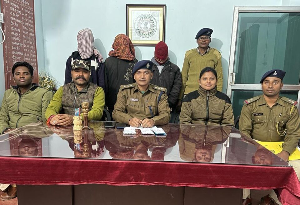 Chaibasa : चाईबासा में 28 वर्षीय महिला को पत्थर से कुचल कर हत्या के आरोप में पति सहीत तीन सहयोगी को गिरफ्तार कर जेल भेजा….