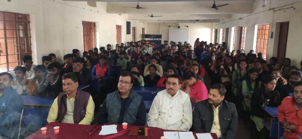 Jamshedpur : नरेंद्र मोदी विचार मंच के बेनर तले सोनारी स्थित गुरुजात संघ स्वामी विवेकानंद जी का जयंती अवसर पर स्वास्थ्य शिविर का आयोजन किया गया.. | Vananchal 24TV Live