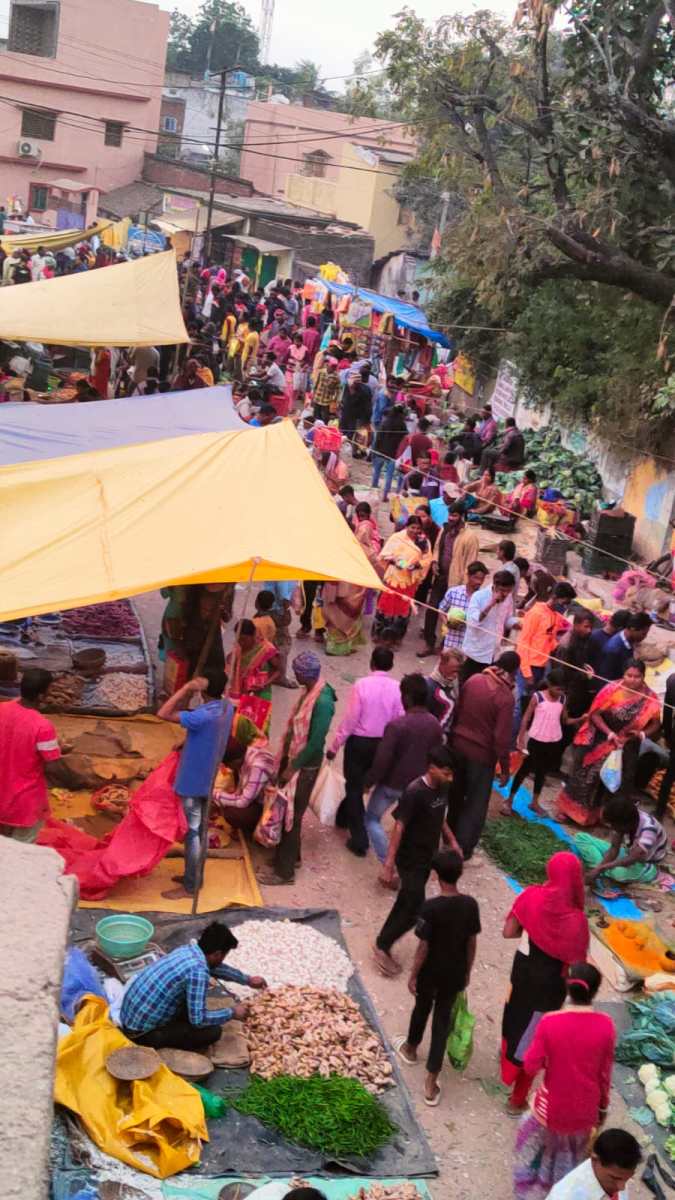SARAIKELA NEWS : मकर पर्व पूर्व के बाउंडी दिन लगी बाउंडी हाट में खरीददारों की उमड़ी भीड़…