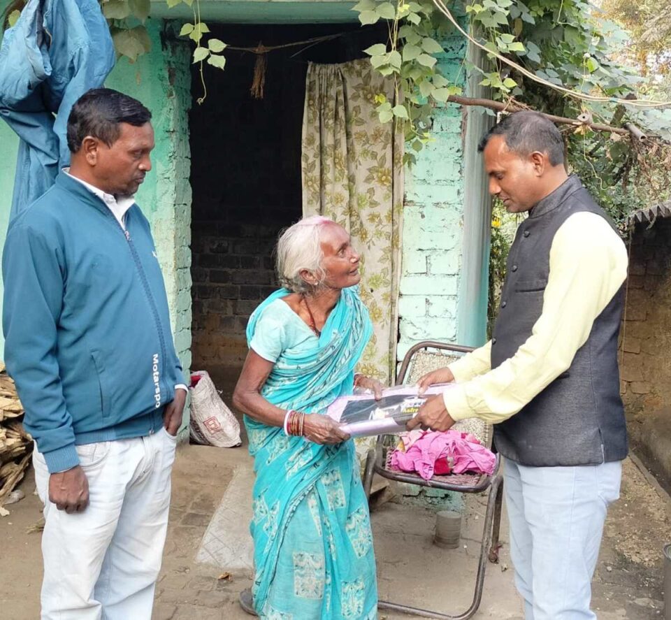 SARAIKELA NEWS : परंपरा निभाते हुए जिप सदस्य ने वृद्ध माताओं के बीच मकर संक्रांति को लेकर बांटे वस्त्र…