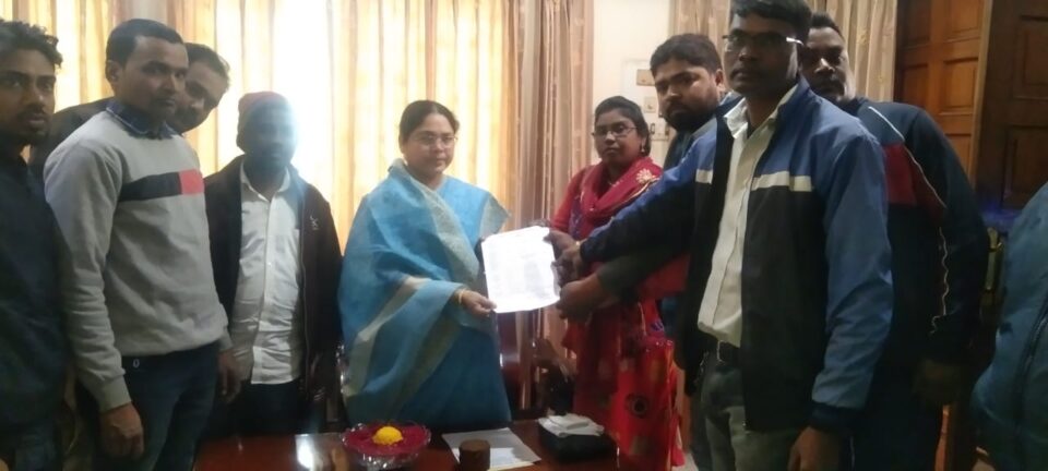 Saraikela : जेटेट सफल अभ्यर्थियों ने की ईचागढ़ विधायक से सीधी नियुक्ति की मांग... - Vananchal 24TV Live