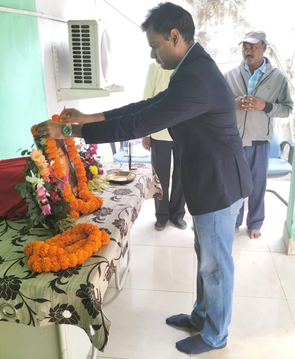 Saraikela : जयंती पर नेताजी सुभाष चंद्र बोस की तैलीय चित्र पर उपायुक्त समेत अन्य पदाधिकारियों ने माल्यार्पण कर किया नमन…