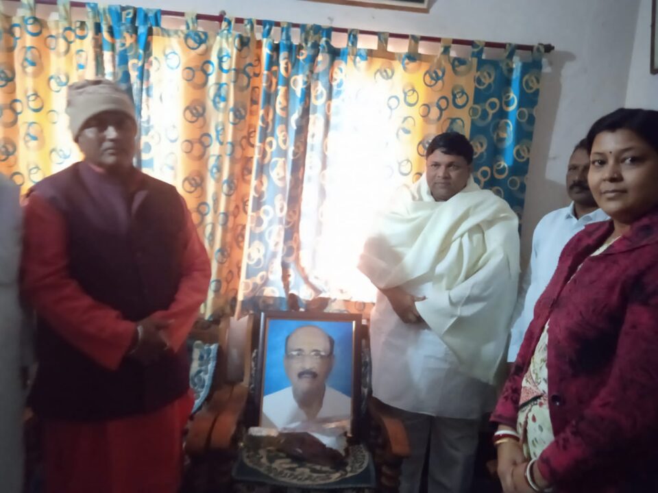 Saraikela : कृषि मंत्री बादल पत्रलेख ने आवास पर पहुंचकर स्वर्गीय तपन बागची को दी श्रद्धांजलि…