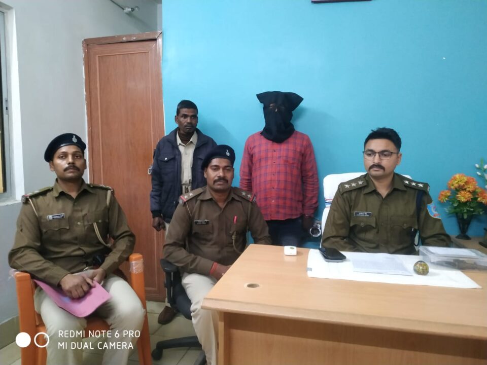 फरार चल रहा अपराधी संजय सरकार चढ़ा पुलिस के हत्थे, अपराधकर्मी कलीम खान पर गोली चलाने का है आरोपी… – Vananchal 24TV Live – वनांचल 24TV लाइव