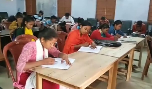 कुचाई थाना प्रभारी विधि व्यवस्था के साथ-साथ बच्चों के बीच शिक्षा का भी जगा रहे हैं अलख… – Vananchal 24TV Live – वनांचल 24TV लाइव