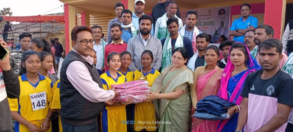 प्रखंड स्तरीय सहाय योजना के तहत् खेलकुद प्रतियोगिता के विजेयता खेलाड़ियों को विधायक सविता महतो ने पुस्कृत की …. – Vananchal 24TV Live – वनांचल 24TV लाइव