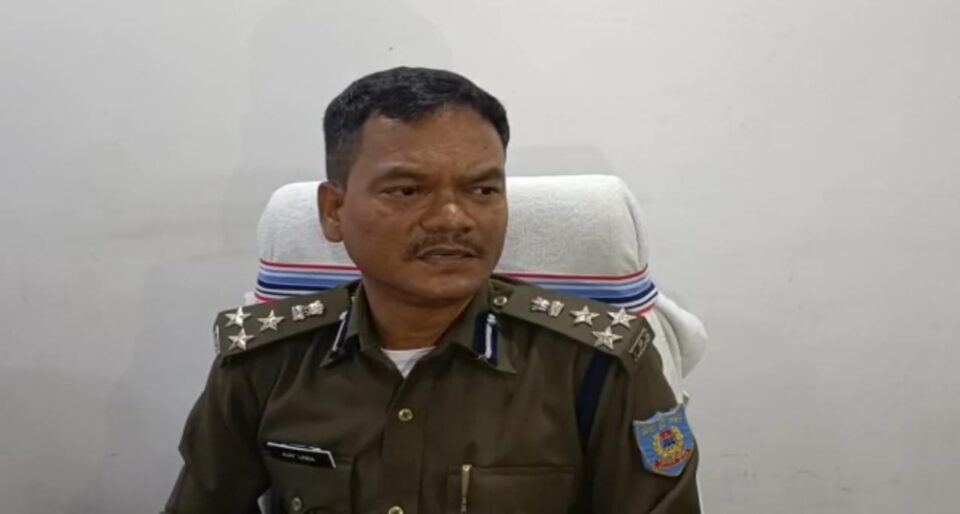 Saraikela : गम्हरिया थाना निरीक्षण में कार्यों से संतुष्ट दिखे डीआईजी ,गुंडा पंजी अपडेट और 5 साल के चार्ज शीट पर विशेष निगरानी का निर्देश…