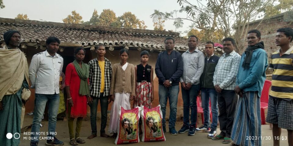 Ranchi : सामजसेवी बालेश्वर बेदिया ने मृतक के परिजनों को राशन और आर्थिक सहयोग दिया ….