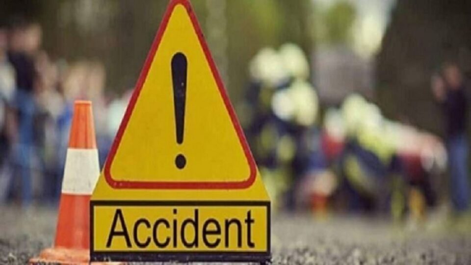 Saraikela : इनोवा कार और बाइक में जोरदार टक्कर…