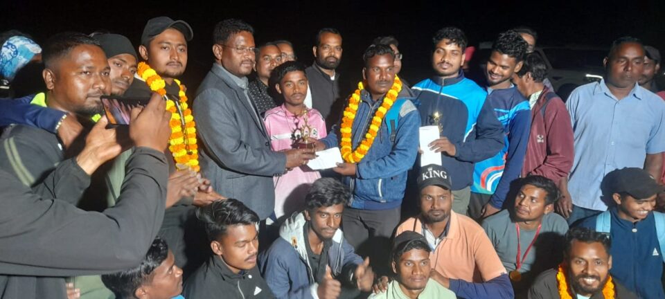 जगन्नाथपुर में झंटू इलेवेन बड़ाबांबो ने महतो ब्रदर्स नारायणपुर को पराजित कर बना चैंपियन; खरसावां विधायक दशरथ गागराई ने किया पुरस्कृत… – Vananchal 24TV Live – वनांचल 24TV लाइव