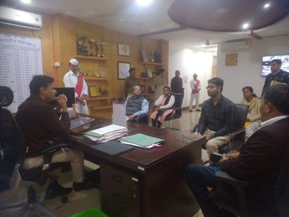 Saraikela : साप्ताहिक जनता दरबार कार्यक्रम में आए 60 फरियादियों से मिले उपायुक्त; त्वरित निष्पादन के दिए निर्देश…