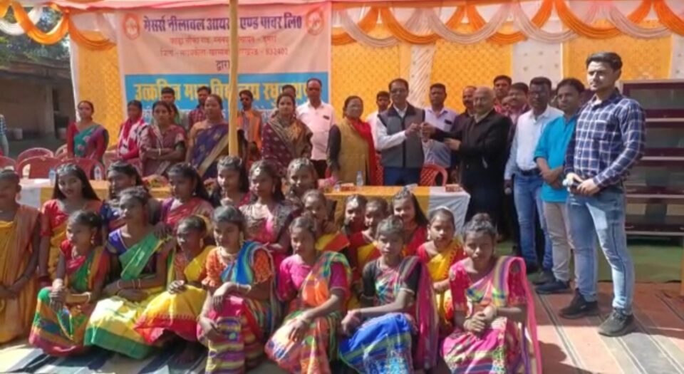 Saraikela : नीलांचल आयरन एंड पावर लिमिटेड सीएसआर फंड से उत्क्रमित मध्य विद्यालय रघुनाथपुर को उपलब्ध कराएं बेंच -डेक्स, बुक सेल्फ