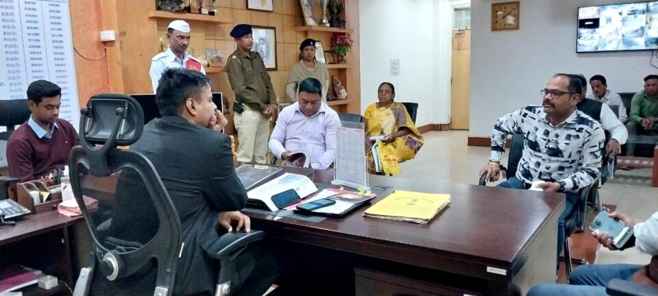 Saraikela : साप्ताहिक जनता दरबार में जिले के विभिन्न क्षेत्र से आए 80 फरियादियों से मिले उपायुक्त, त्वरित निष्पादन के दिए निर्देश…
