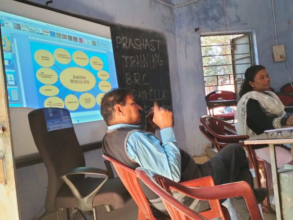 Saraikela : दिव्यांग बच्चों के चिन्हितिकरण के लिए विकसित प्रशस्त ऐप को लेकर एक दिवसीय प्रशिक्षण का हुआ आयोजन…