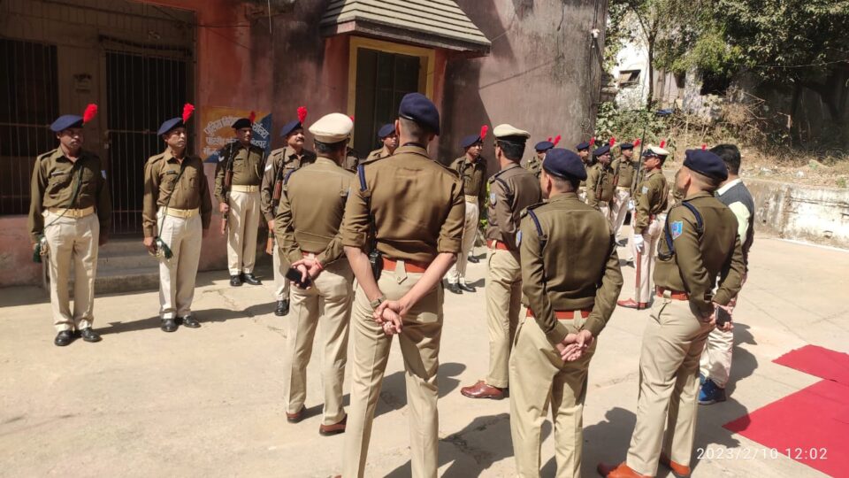 Jamshedpur : पटमदा डीएसपी कार्यालय का डीआईजी ने किया निरीक्षण…