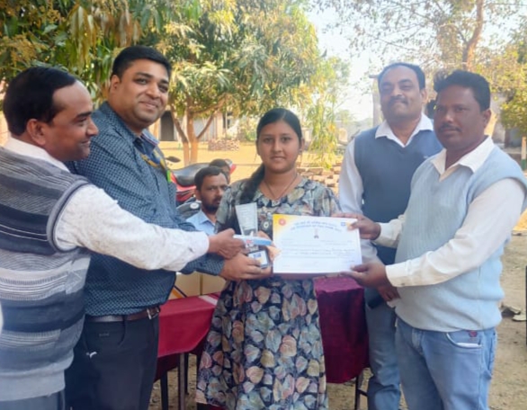 एलआईसी आदित्यपुर शाखा ने टॉपर स्टूडेंट को किया सम्मानित… – Vananchal 24TV Live – वनांचल 24TV लाइव