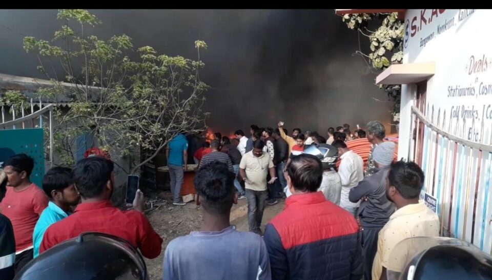 Namkum : बरगांवा में एक स्क्रेप टायर गोदाम में लगी भीषण आग, तीन दमकल और ग्रामीणों की मदद से आग पर काबू….