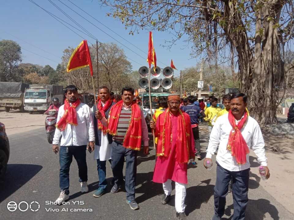 Ranchi : दशम पंच दिवसीय महारूद्र यज्ञ कलश यात्रा के साथ शुभारंभ, कलश यात्रा में खिजरी विधायक राजेश कच्छप सहित अनेकों समाजसेवी हुये शामिल…
