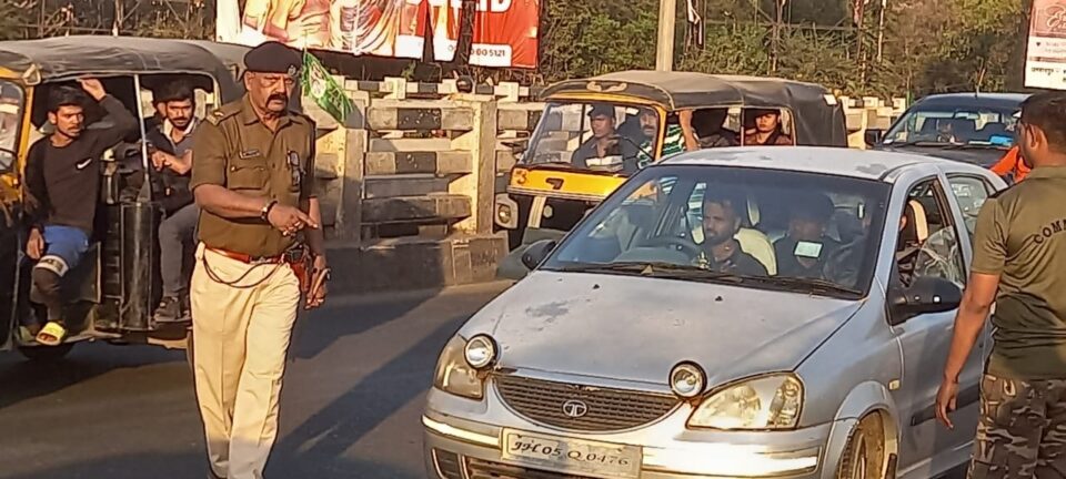 एंटी क्राइम चेकिंग के दौरान बच्चों को प्यार से यंगों को कड़ाई से समझाते हुए थाना प्रभारी ने दी हिदायत कहा सभी कागज साथ लेकर चलें… – Vananchal 24TV Live – वनांचल 24TV लाइव
